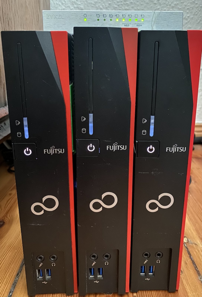 3 Fujitsu Siemans S920 aufgestellt, darauf ein Switch