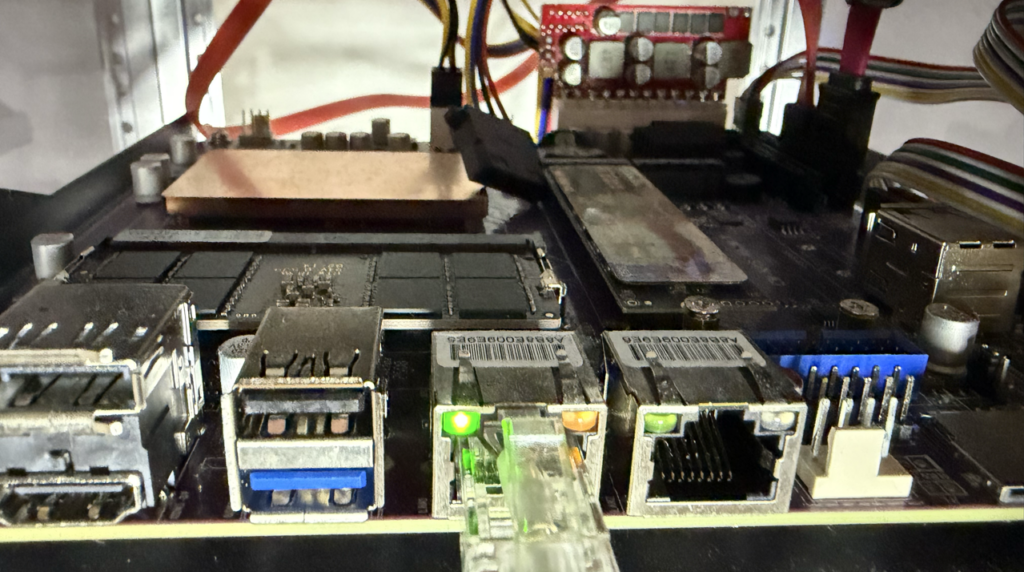 ein Mini-ITX-Board verbaut in einem Einschub