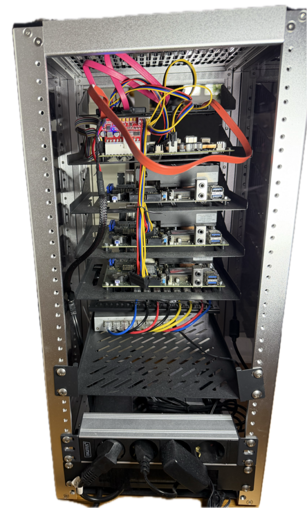 Das Rack von hinten mit der Verkabelung