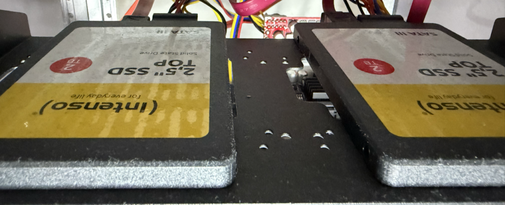 2 2,5" SSD verbaut in einem Rackeinschub